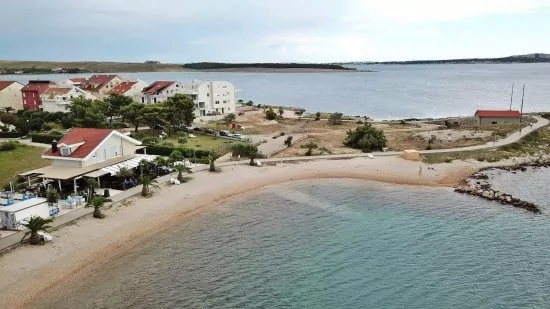 Letecký pohled na pobřeží a městečko Povljana.