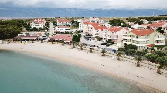 Letecký pohled na pobřeží a městečko Povljana.