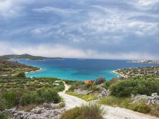 Pohled na pobřeží a městečko Viničće.