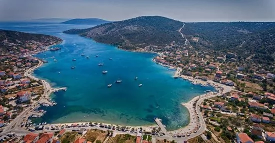 Letecký pohled na pobřeží a městečko viničće.