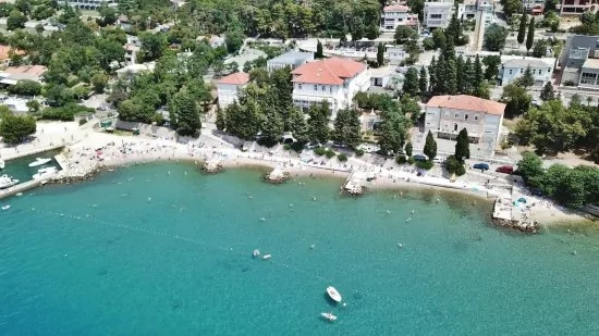 Letecký pohled na pobřeží a město Dramalj.