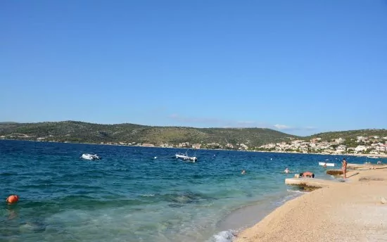 Nádherná oblázková pláž 1 km od objektu (Ražanj Beach).