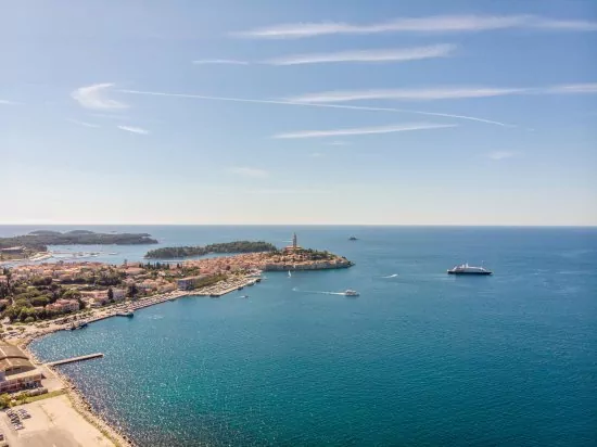 Letecký pohled na pobřeží a město Rovinj.