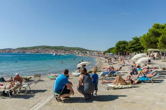 Oblázková pláž 300 m od objektu.