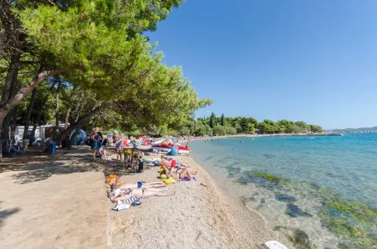 Oblázková pláž 300 m od objektu.