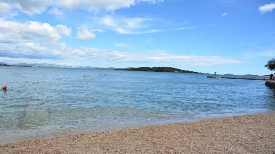 Oblázková pláž 300 m od objektu.