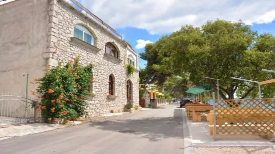 Pobřeží města Tribunj.