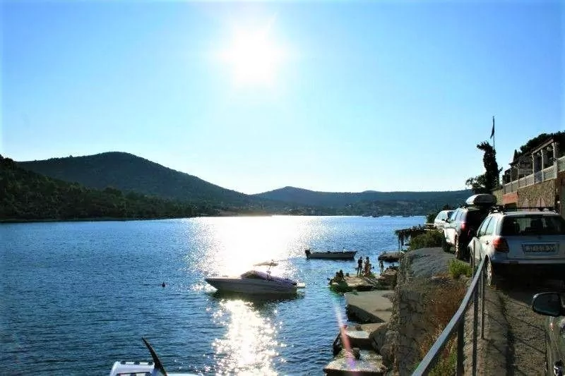 Betonová pláž 15 m od objektu.