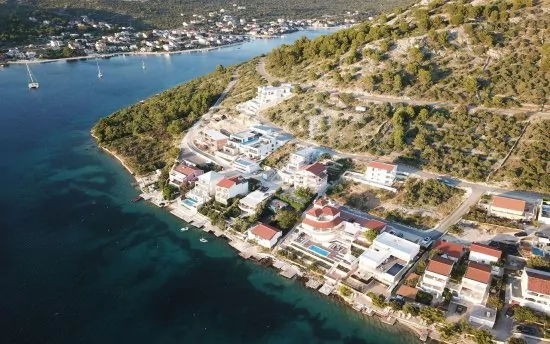 Oblázkovo - betonová pláž 95 m od objektu.