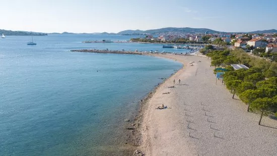 Letecký pohled na pobřeží a město Srima.