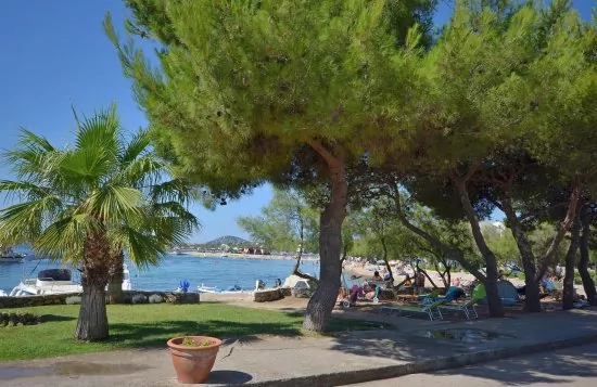 Pobřeží města Srima.