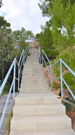 Schody od cesty k moři.