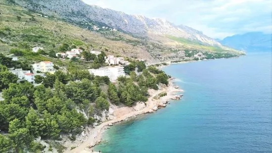 Letecký pohled na pobřeží a město Lokva Rogoznica.