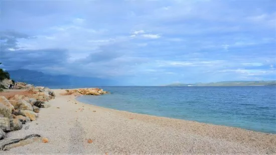 Oblázková pláž 150 m od objektu.