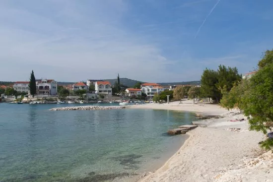 Oblázková pláž 400 m pěší chůzí od objektu.