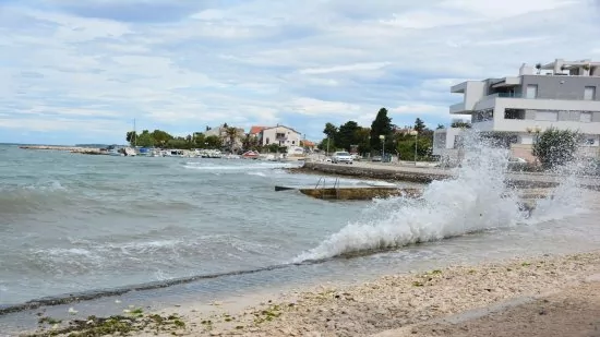 Oblázková pláž 300 m od objektu.