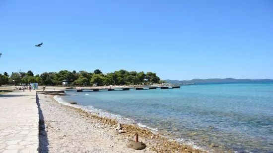 Oblázková pláž 300 m od objektu.