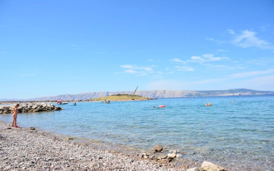 Oblázková pláž 150 m od objektu.