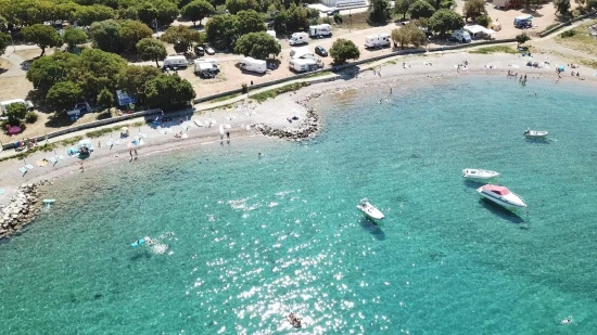 Letecký pohled na pobřeží a městečko Klenovica.