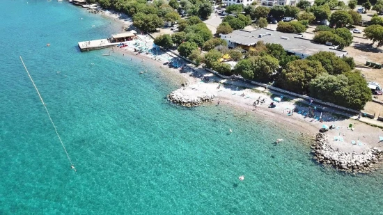 Letecký pohled na pobřeží a městečko Klenovica.