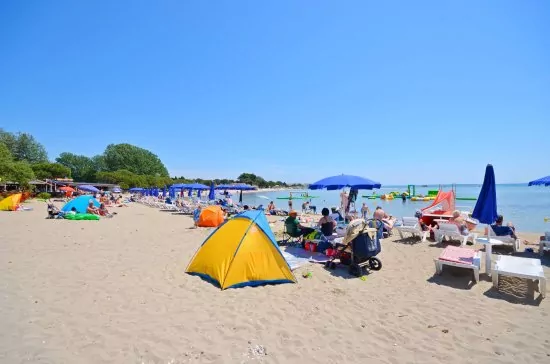 Písečná pláž 70 m od objektu.