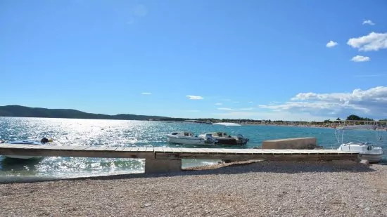 Brodarica - Beach Rezalište, na druhé straně města.