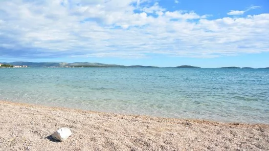 Brodarica - Beach Rezalište, na druhé straně města.