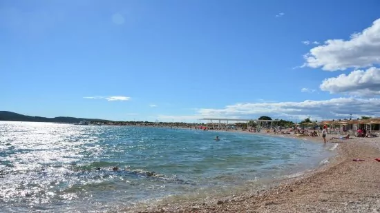 Brodarica - Beach Rezalište, na druhé straně města.