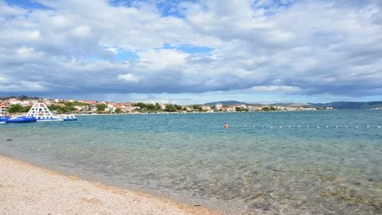 Brodarica - Beach Rezalište, na druhé straně města.