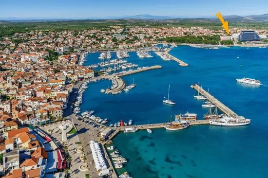 Letecký pohled na pobřeží a město Vodice.