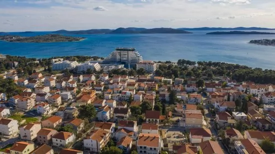 Letecký pohled na pobřeží a město Vodice.