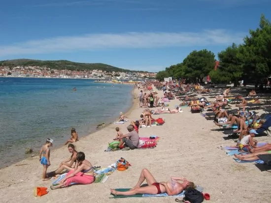 Vodice - oblázková pláž 450 m od objektu.