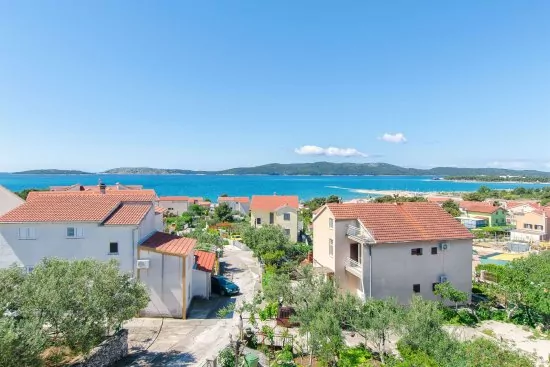 Výhled z apartmánu na moře.