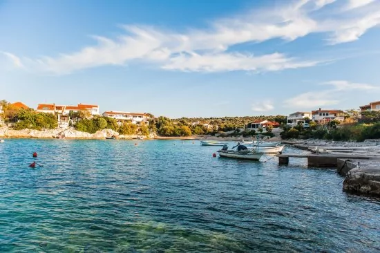 Betonová pláž 150 m od objektu.