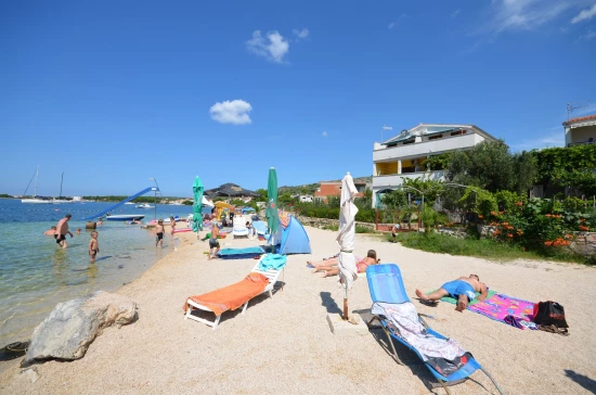 Dům po pravé straně a pláž přímo před ním.