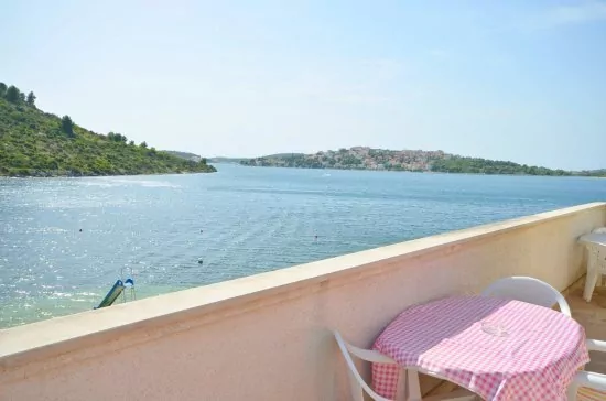 Výhled na moře z terasy apartmánu.