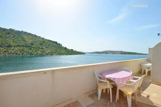 Výhled na moře z terasy apartmánu (sdílená terasa).