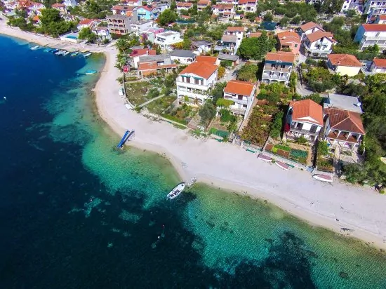 Letecký pohled na dům a pláž.