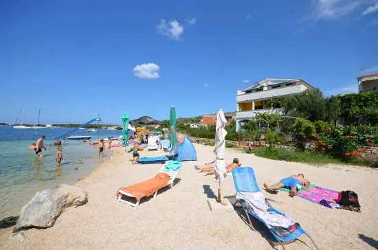 Dům po pravé straně a pláž přímo před ním.