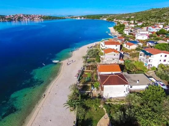 Letecký pohled na dům a pláž.