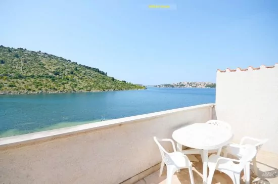 Výhled na moře z terasy apartmánu (sdílená terasa).