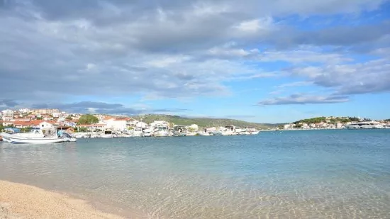 Rogoznica - oblázková pláž 300 m od objektu.