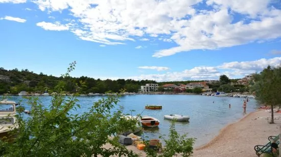 Grebaštica - oblázková pláž přímo před ubytováním.