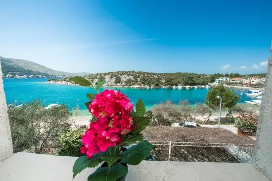 Výhled z apartmánu na moře.