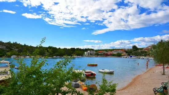 Grebaštica - oblázková pláž přímo před ubytováním.