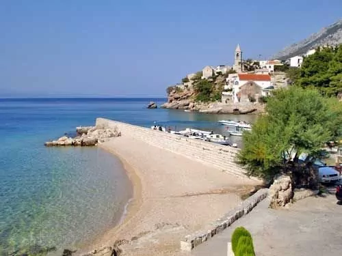 Pisak - oblázková pláž 950 m od objektu.