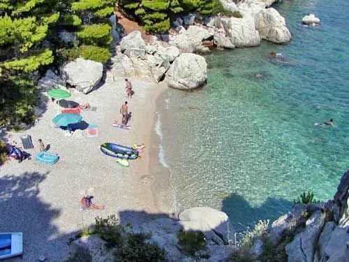 Pisak - oblázková pláž 950 m od objektu.