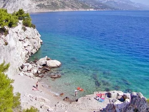 Pisak - oblázková pláž 950 m od objektu.