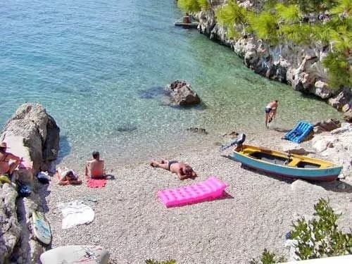 Pisak - oblázková pláž 950 m od objektu.