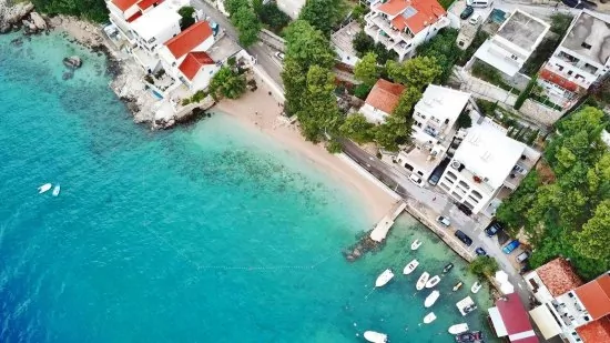 Pisak - letecký pohled na pobřeží a město.